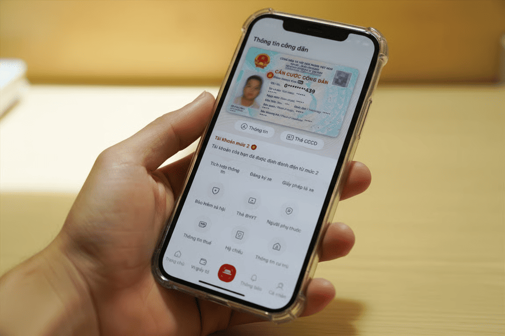 Nếu sân bay chưa có thiết bị eKYC, Quý khách có thể mở CCCD đã tích hợp trong ứng dụng VNeID để xuất trình